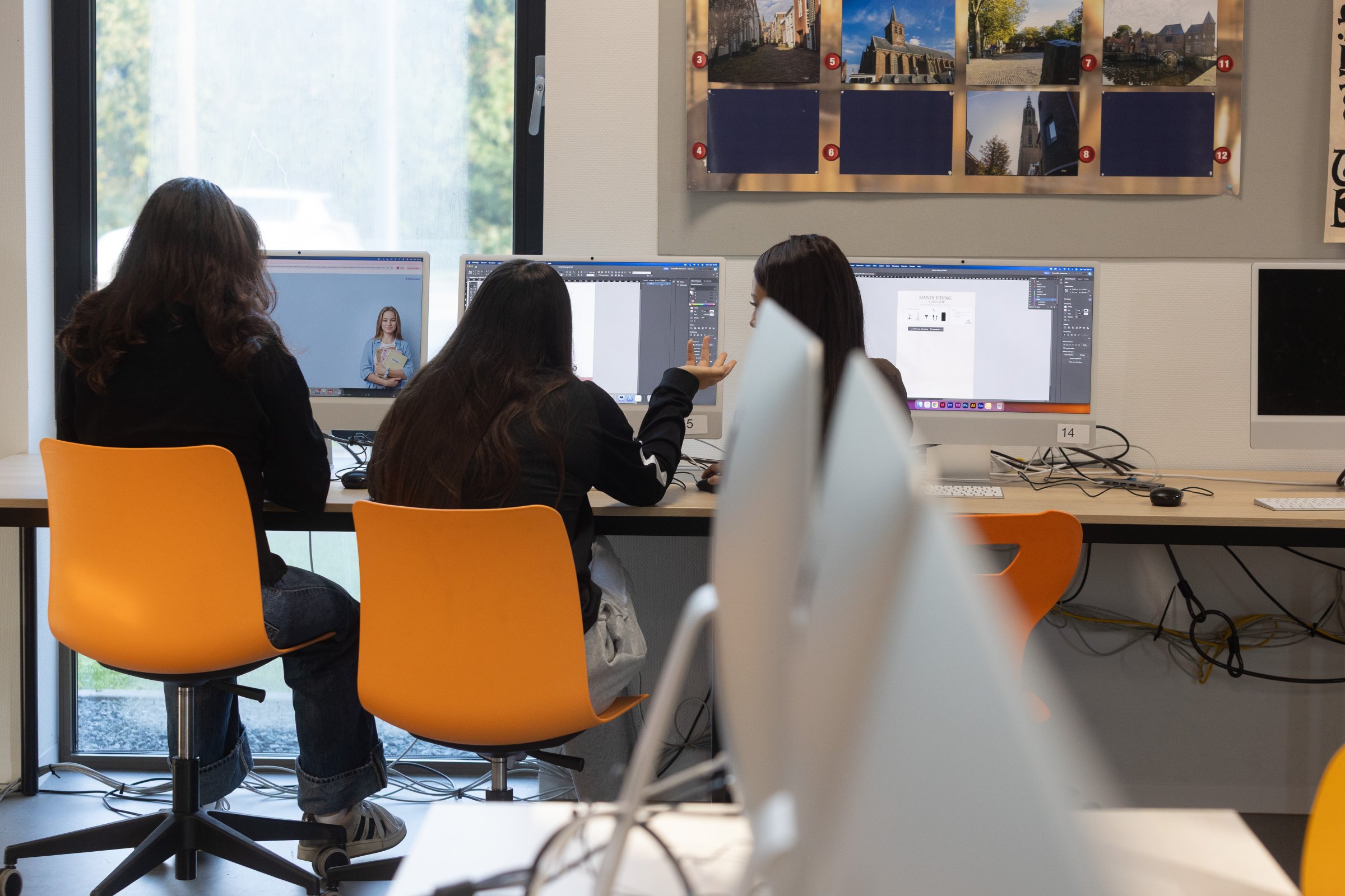 Leerlingen werken aan computers, van achteren gezien