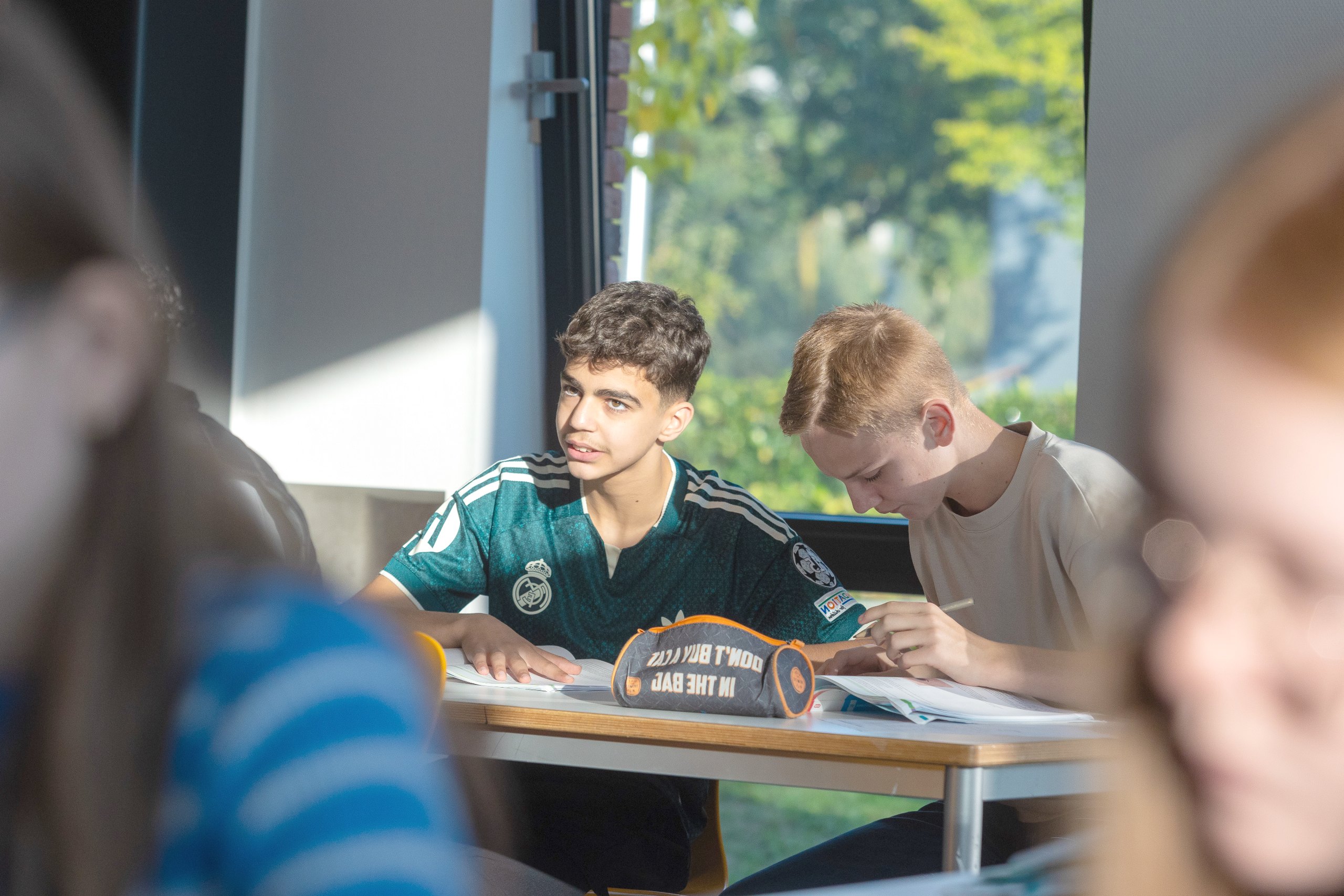Leerlingen aan het werk bij het raam