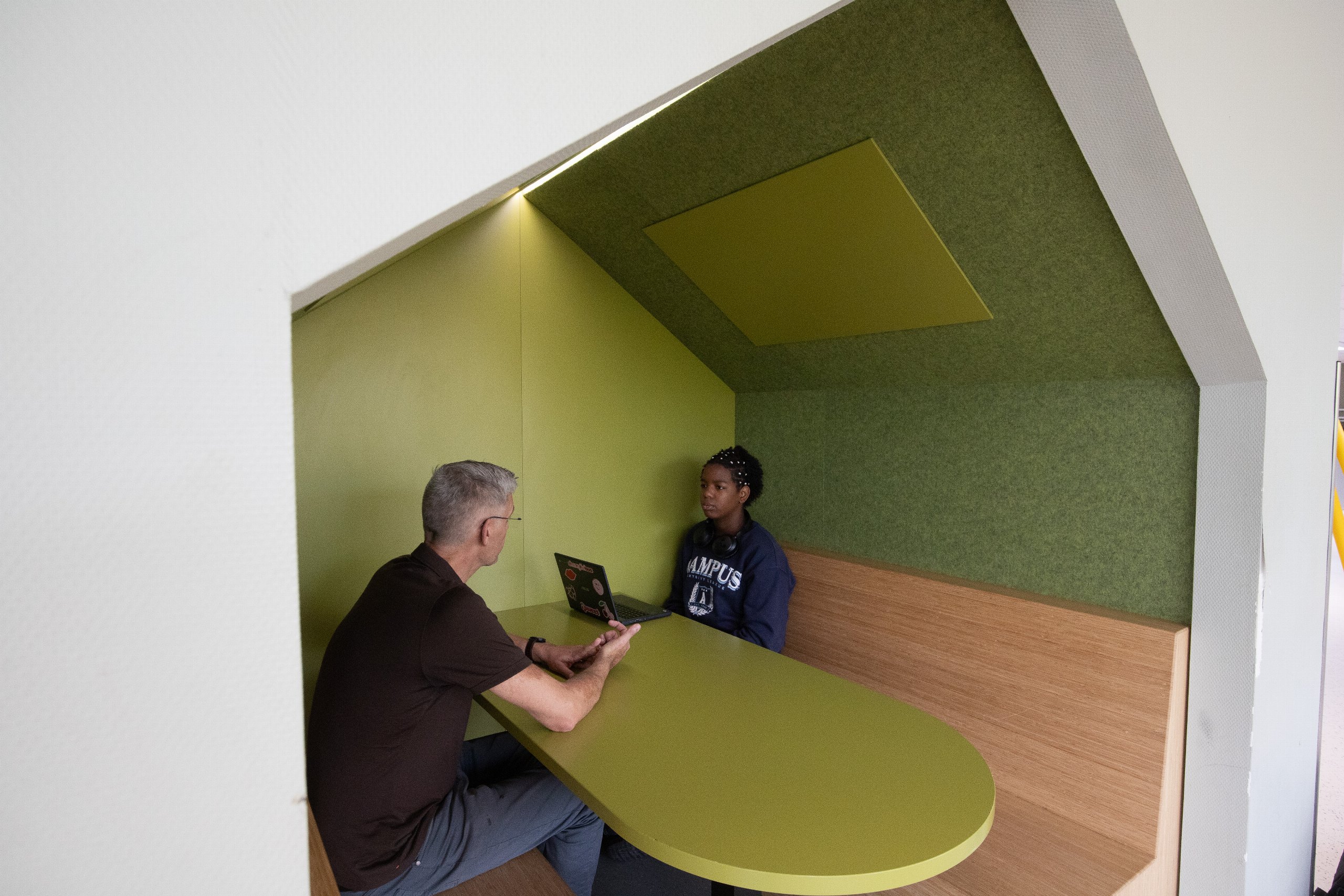 Mentor in gesprek met leerling